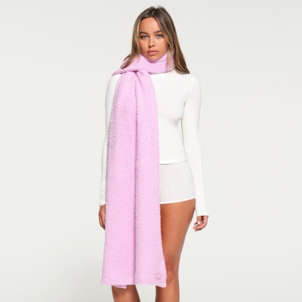 SKIMS COZY KNIT SCARF IN PETAL OS